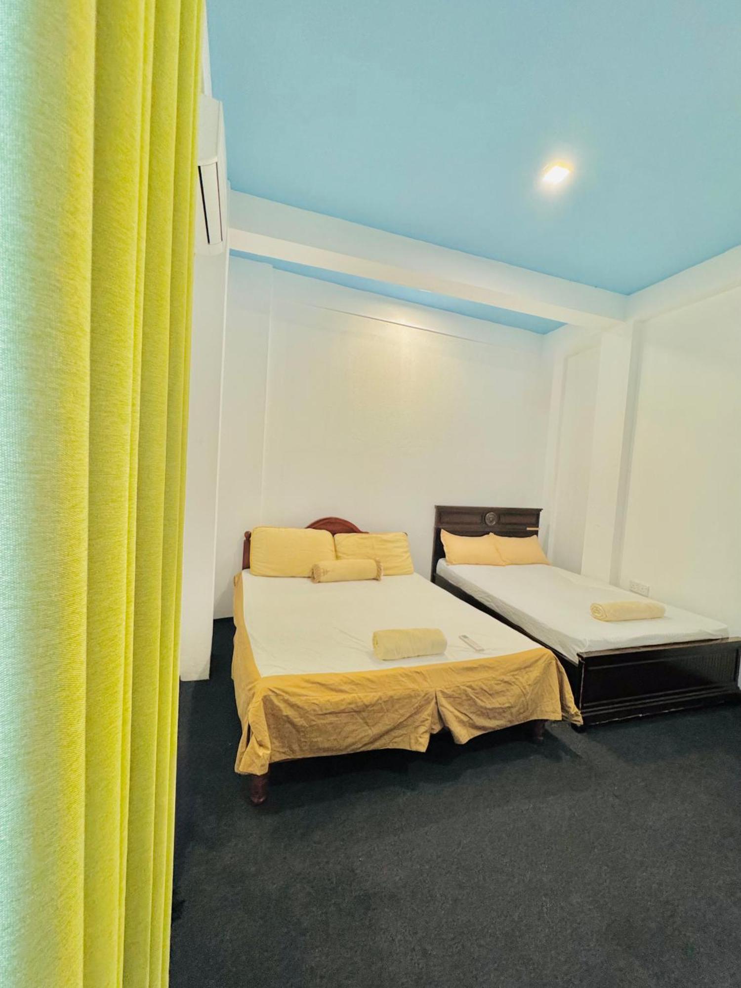 Sea Breeze Guest House Negombo Exteriör bild